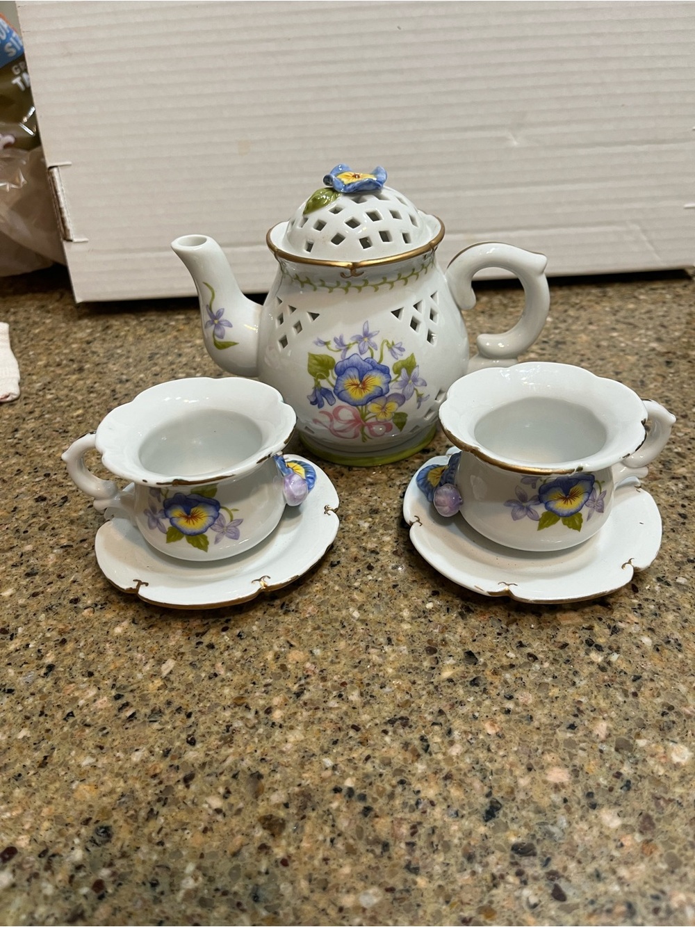 Avon Luminous Treasures Blue Pansies Teapot & 2 Teacups Candle Set